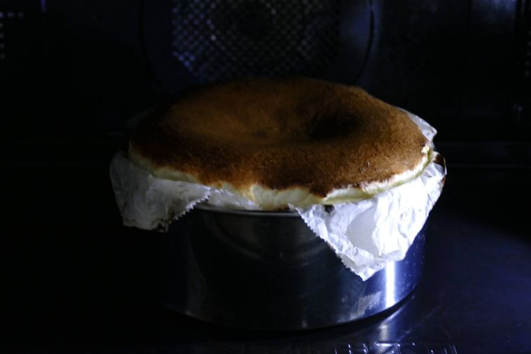 オーブンでチーズケーキを焼く様子