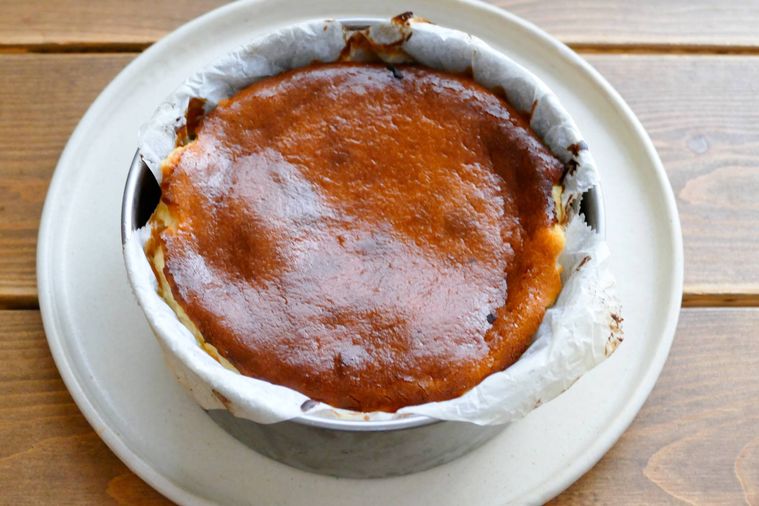 チーズケーキを室温で冷ます様子