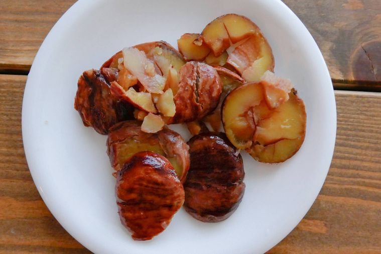 薄切りにした渋皮煮をのせた皿