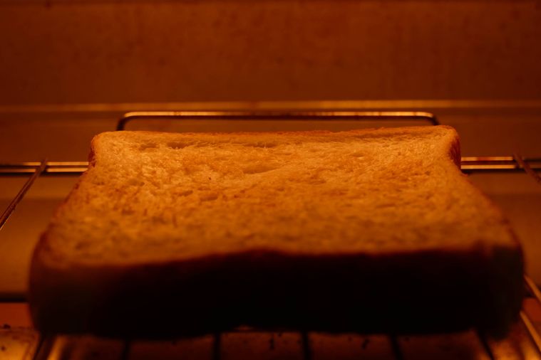 食パンをトースターで焼く様子