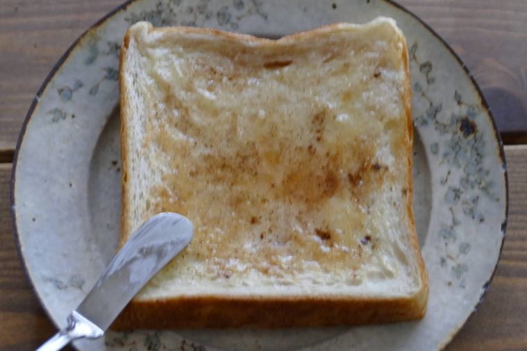 トーストにバターと渋皮煮シロップ、シナモンパウダーをのせた様子