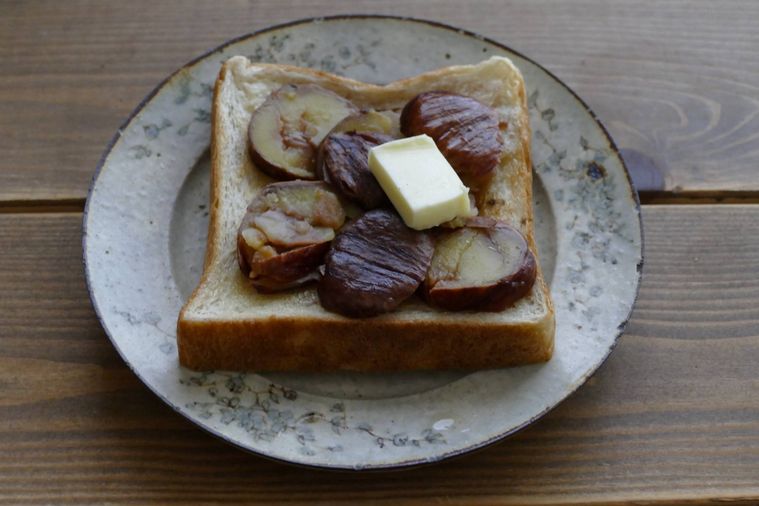 渋皮煮とバターをトッピングした様子