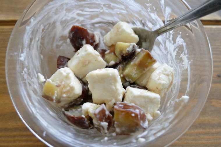 渋皮煮とクリームチーズをスプーンで和える様子