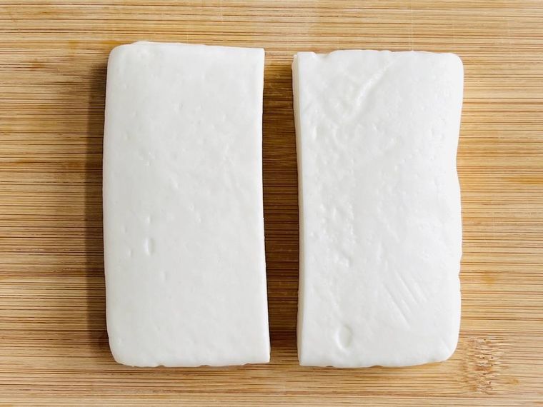 はんぺんを半分に切った様子