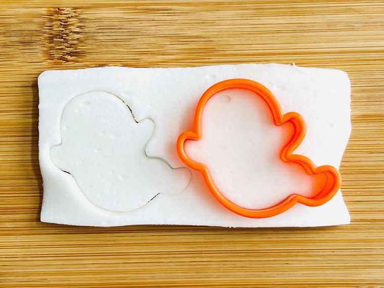 はんぺんをお化けの型で抜いている様子