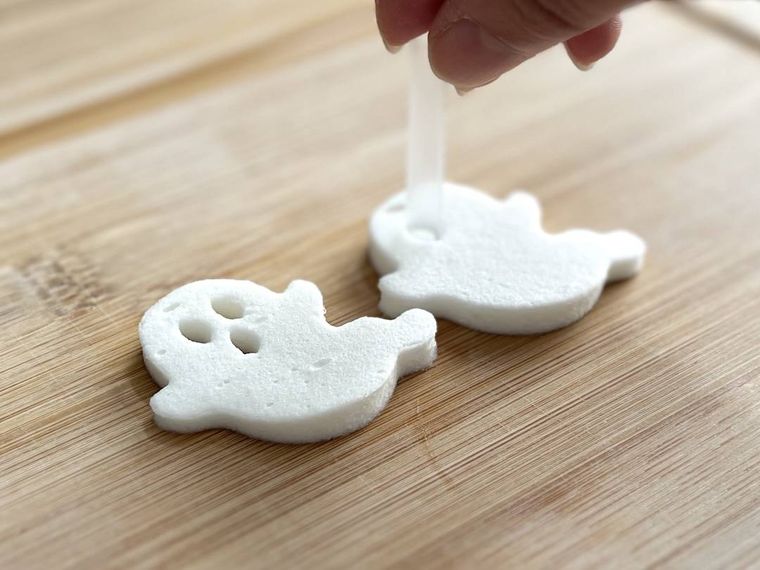 おばけの型で抜いたはんぺんにストローで顔を作っている様子