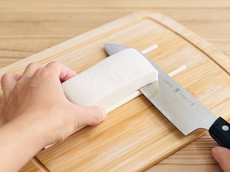 はんぺんを3枚におろしている様子