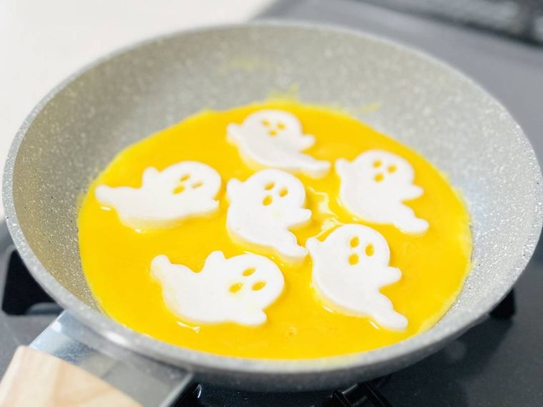 卵液の上におばけの形のはんぺんを並べた様子