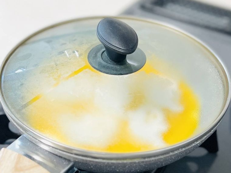 フライパンで卵を蒸し焼きにしている様子