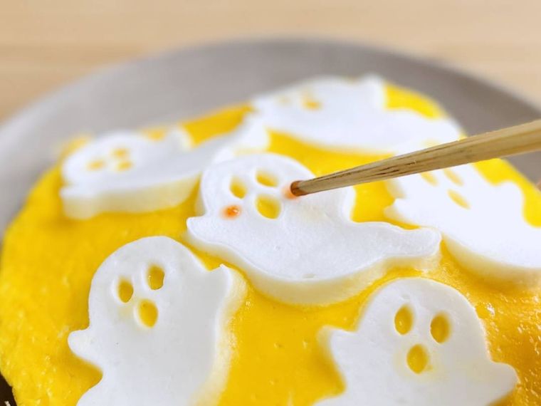 はんぺんのおばけにケチャップでデコレーションをしている様子