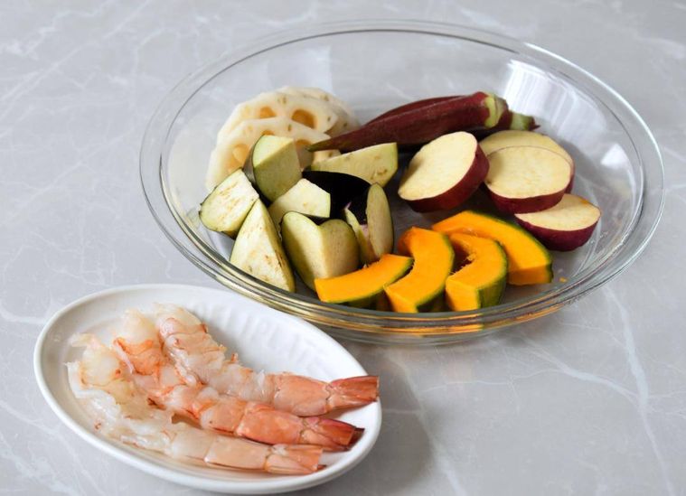 下ごしらえをしてさらに並べた天ぷらの材料