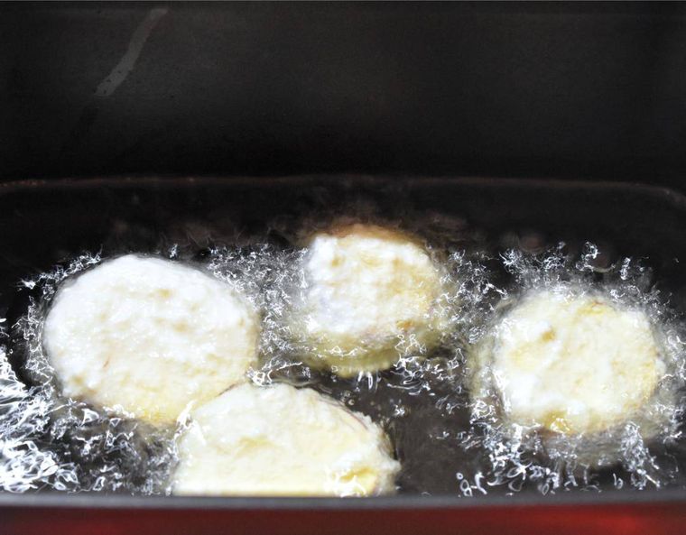 揚げ鍋の中のさつまいも