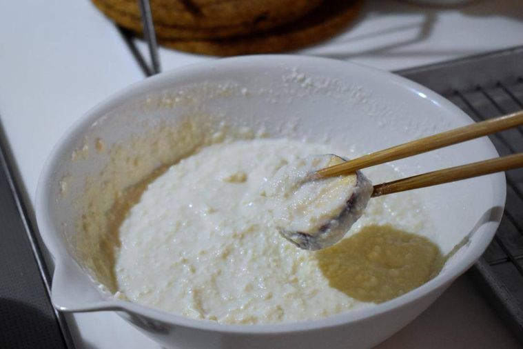 天ぷら衣を絡めたさつまいも