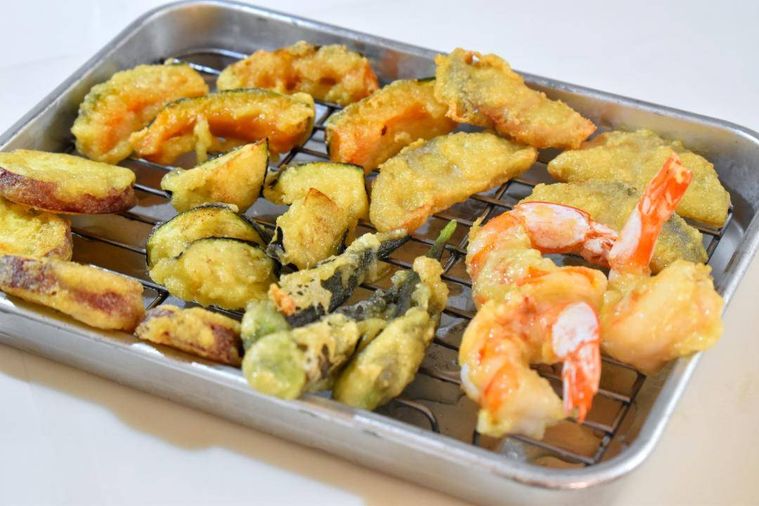 網の上に並べた天ぷら