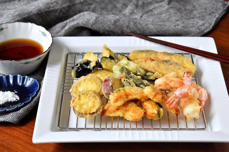 皿に盛り合わせた天ぷら、つけつゆ、塩