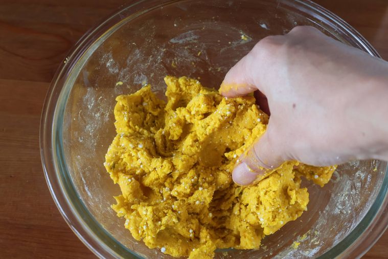 かぼちゃの生地を練っている