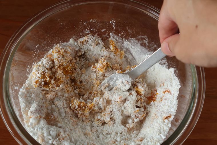 フォークで生地を混ぜている