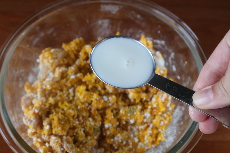 ボウルに牛乳を加えている