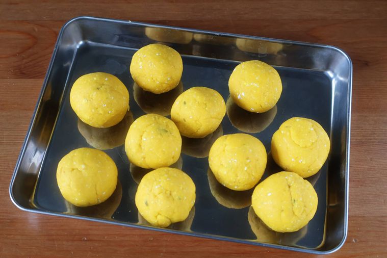 丸めた生地が並んでいる