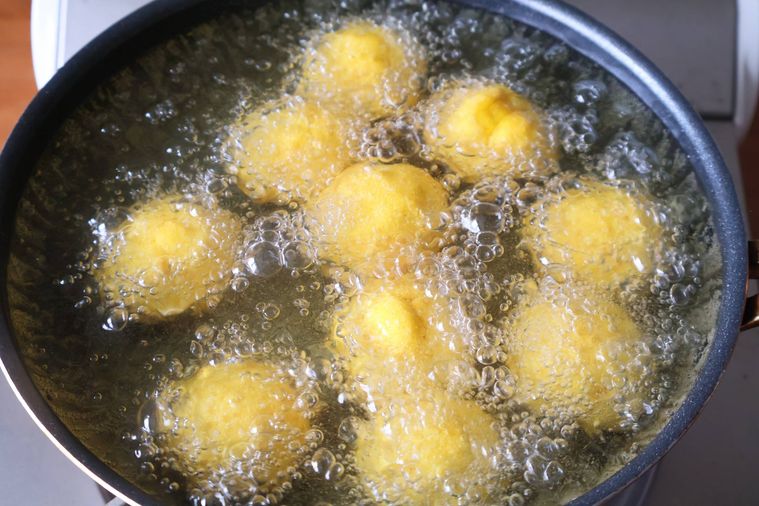 ドーナツを揚げている