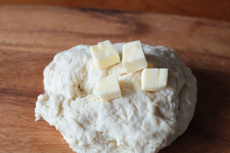 生地にバターがのっている