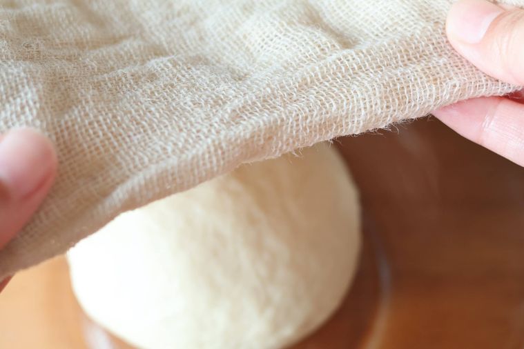 生地に濡れふきんをかけている