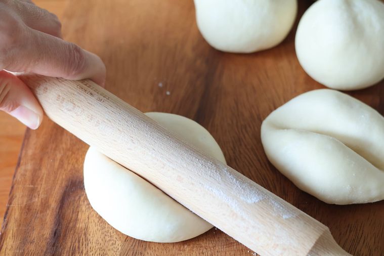 麺棒でパン生地に割れ目をつけている