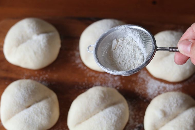生地に茶漉しで強力粉をふっている
