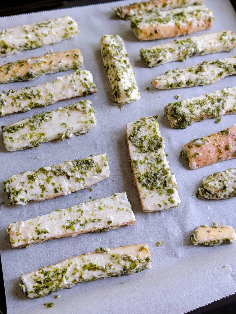 クッキングシートを敷いた天板に並べた焼く前の長芋