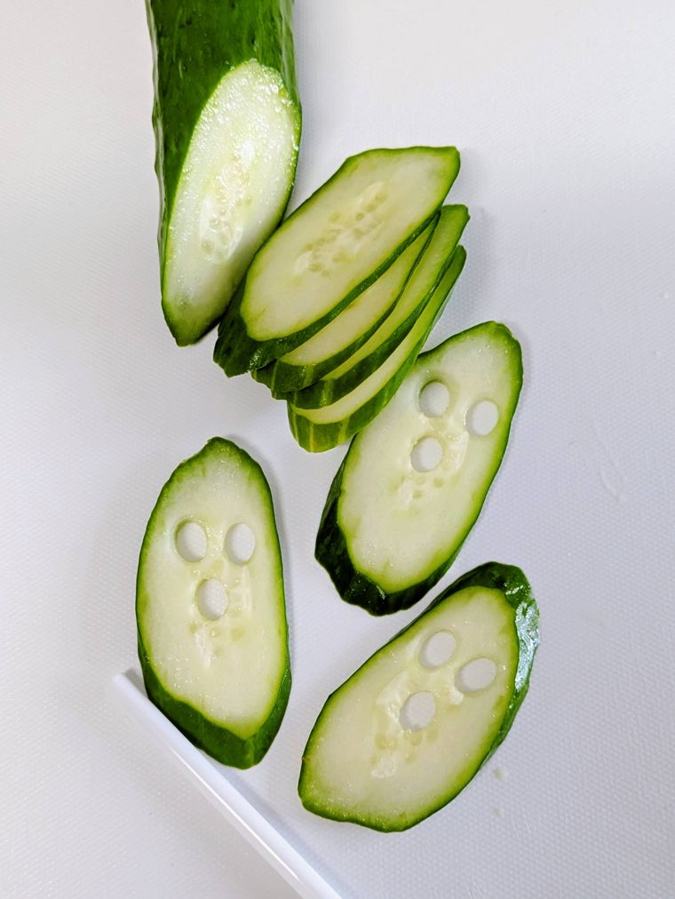 まな板の上のおばけきゅうり