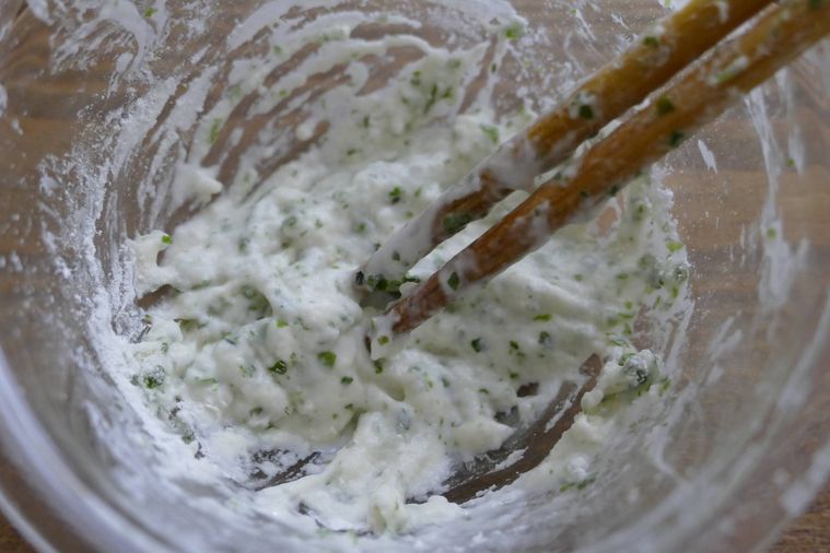 天ぷら粉を箸で混ぜる様子