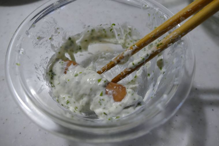 ウインナーソーセージに衣をつける様子