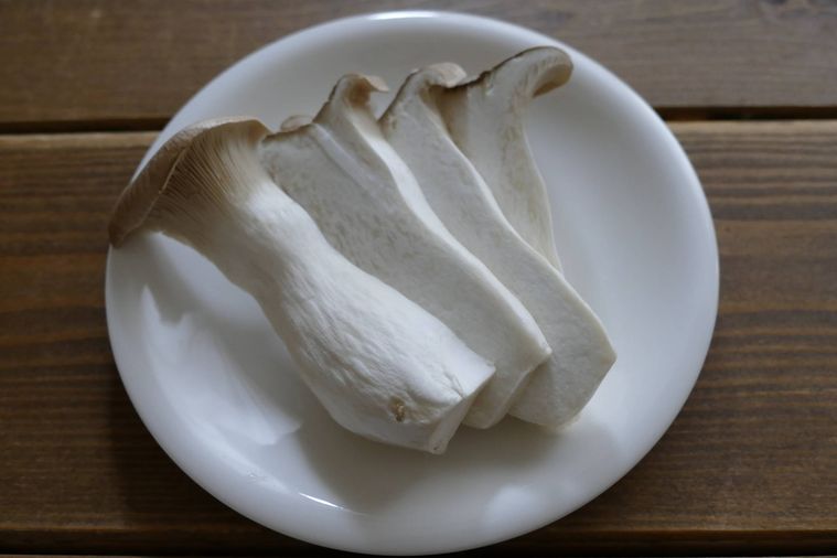 エリンギを縦にスライスした様子