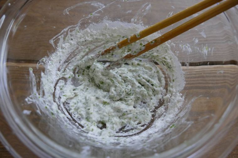 青のり入りの衣を箸で混ぜる様子