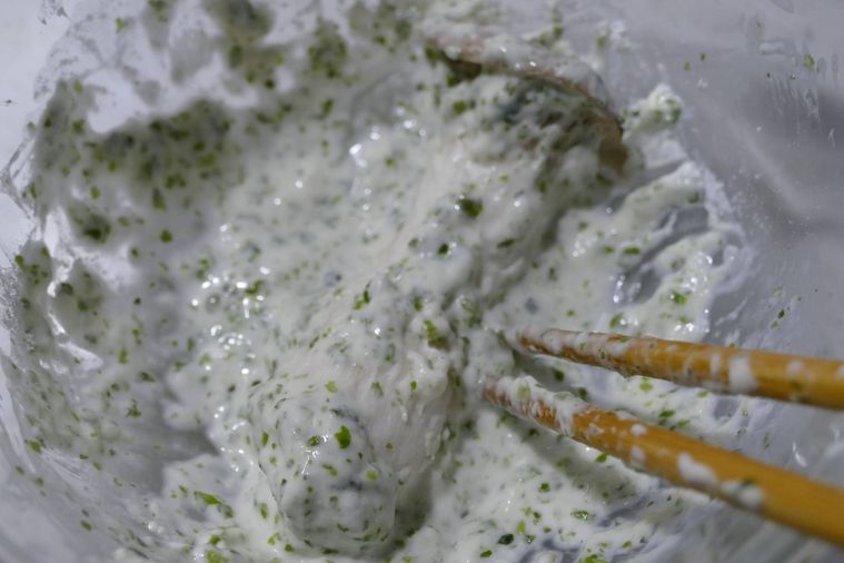 エリンギに衣をまぶす様子