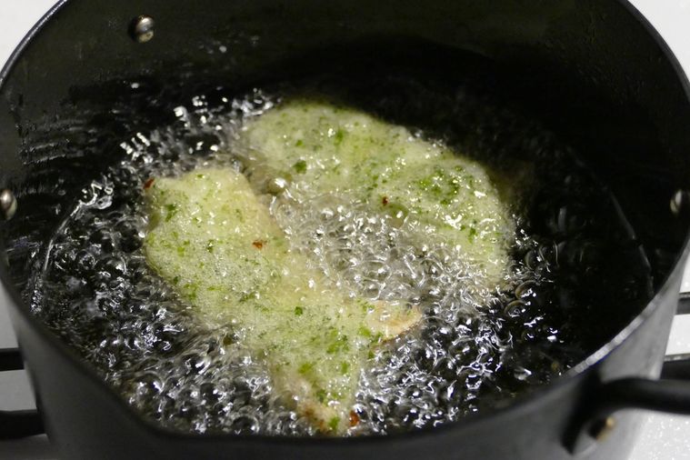 エリンギの磯辺揚げを揚げる様子