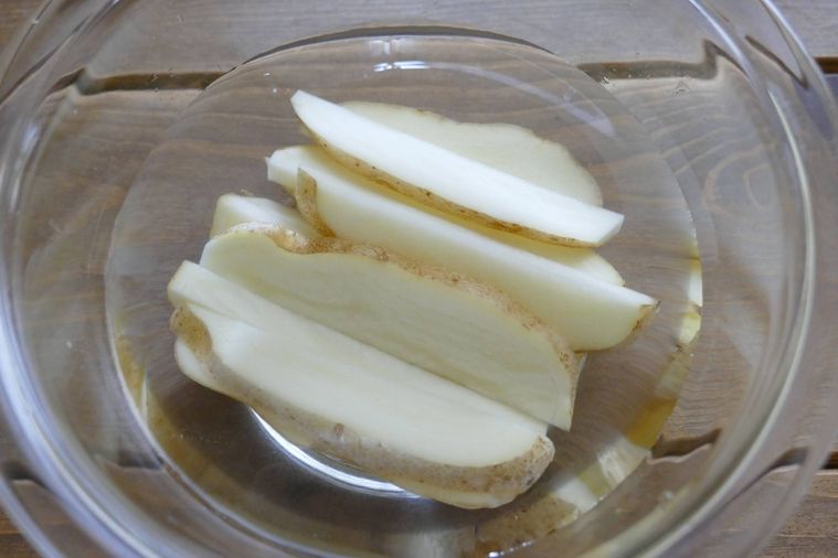 じゃがいもを切って水にさらす様子