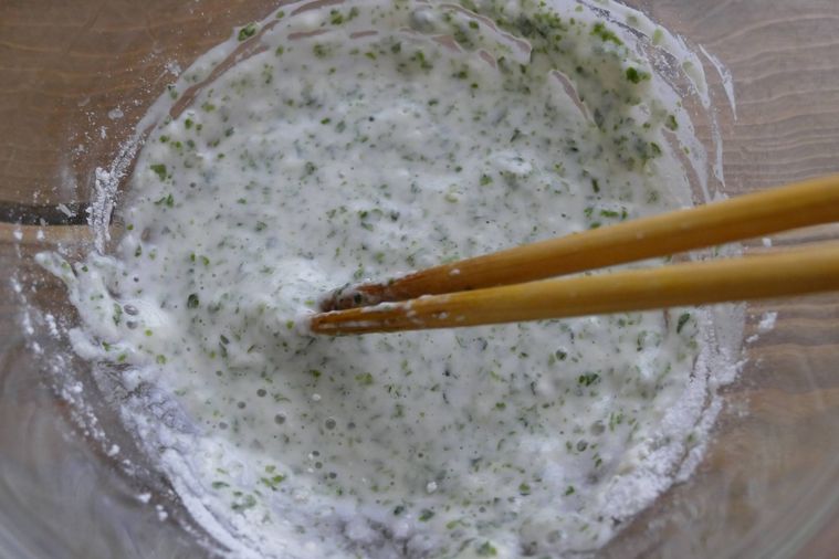 青のり入りの衣を箸で混ぜる様子