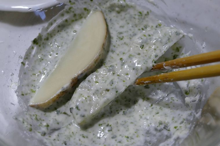 じゃがいもに衣をつける様子