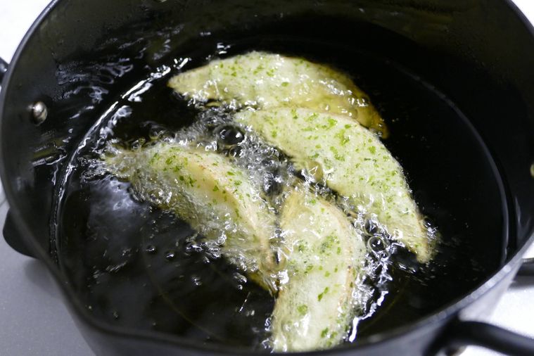 じゃがいもの磯辺揚げを揚げる様子