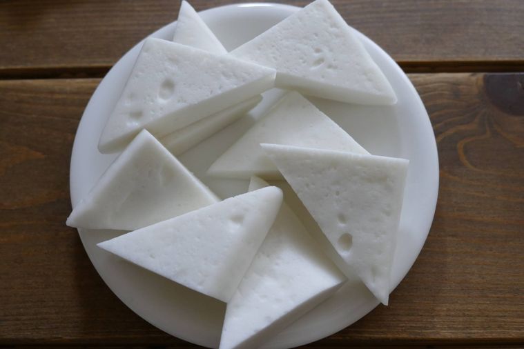 はんぺんを三角形に8等分した様子