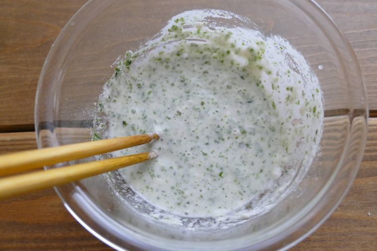 青のり入りの衣を箸で混ぜる様子