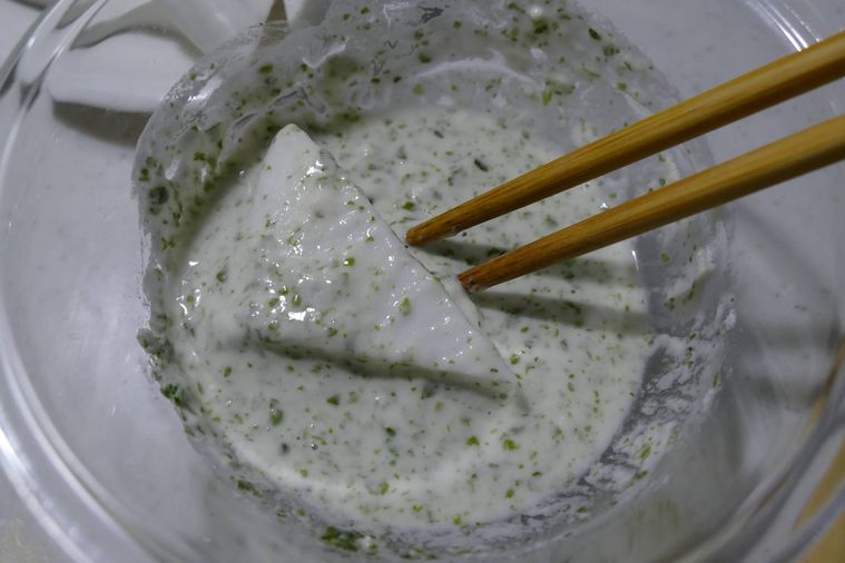 はんぺんに衣をつける様子