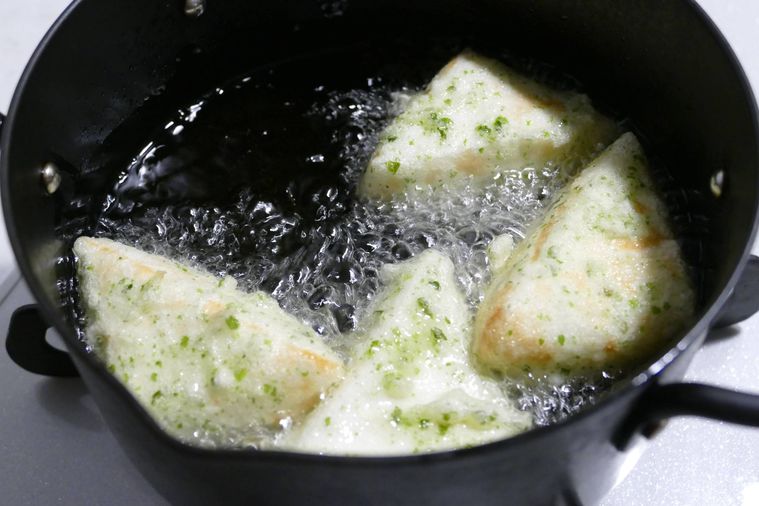 はんぺんの磯辺揚げを揚げる様子