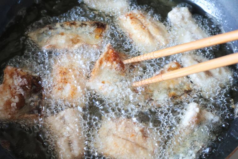 サンマを揚げている