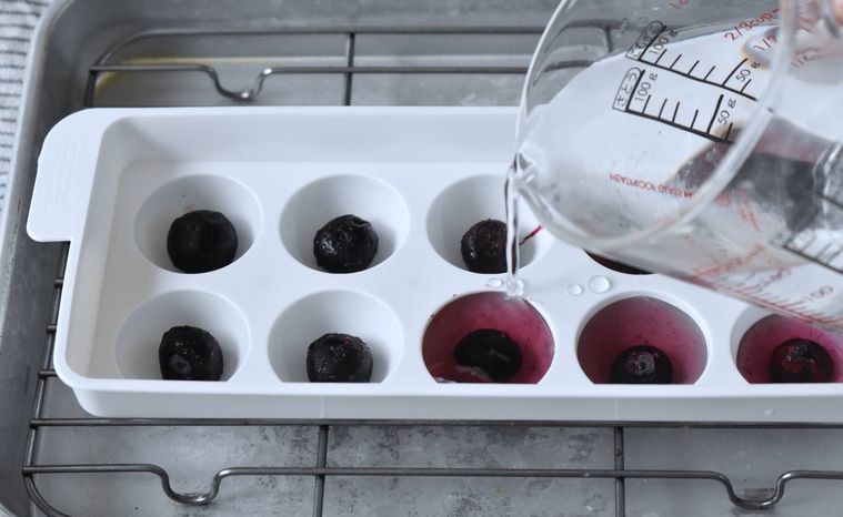 ブルーベリーと水を入れた製氷皿