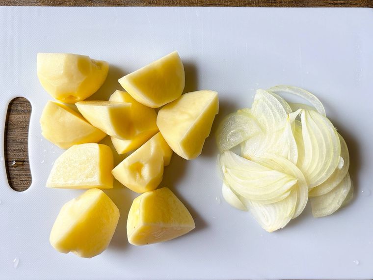 乱切りのじゃがいも、薄切りの玉ねぎ