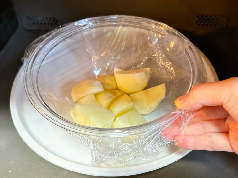 ボウルにじゃがいもを入れてラップをし加熱する様子
