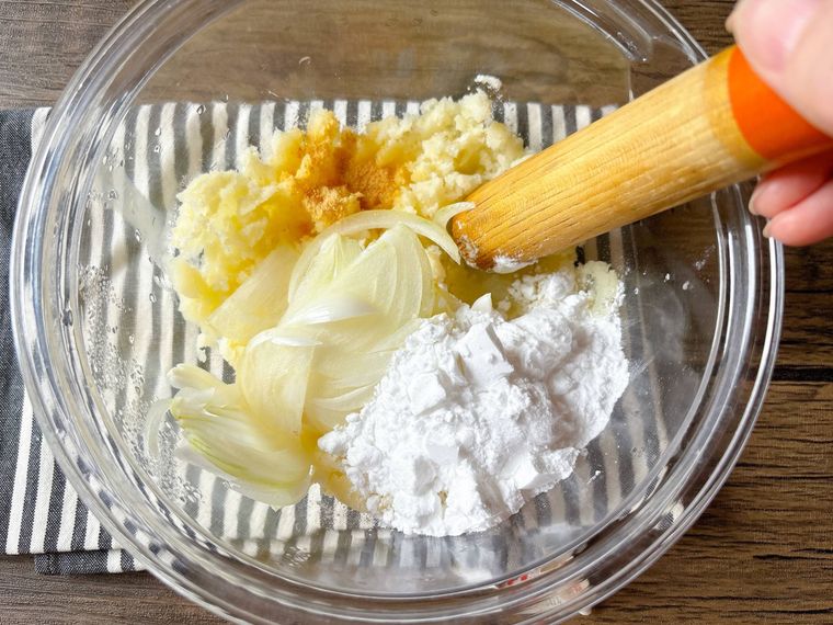 ボウルでじゃがいも、片栗粉、玉ねぎ、鶏ガラスープの素を混ぜる様子