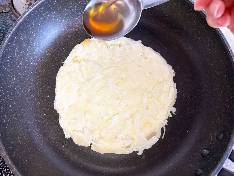 チヂミ生地のまわりにごま油を垂らす様子